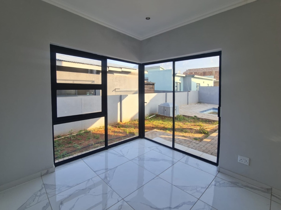 To Let 4 Bedroom Property for Rent in Melodie North West